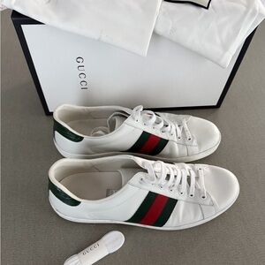 Gucci Men's White Ace Sneakers with Green and Red Accents. Sz US11/UK10